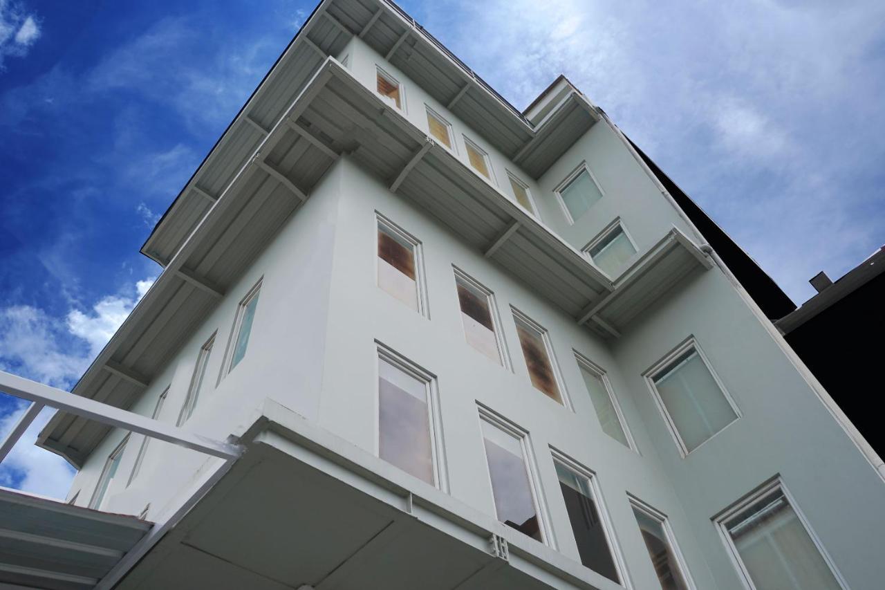 Urooms Senayan Jakarta Exterior photo